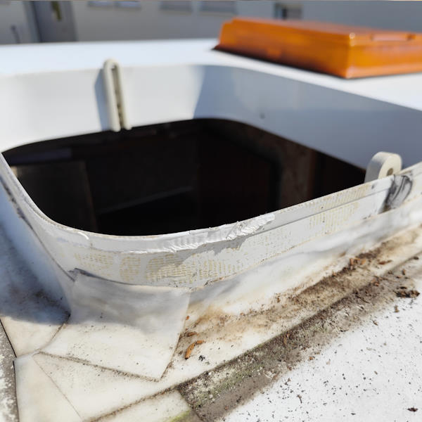 Undichte Dachluke am Caravan vor der Reparatur – beschädigte Abdichtung