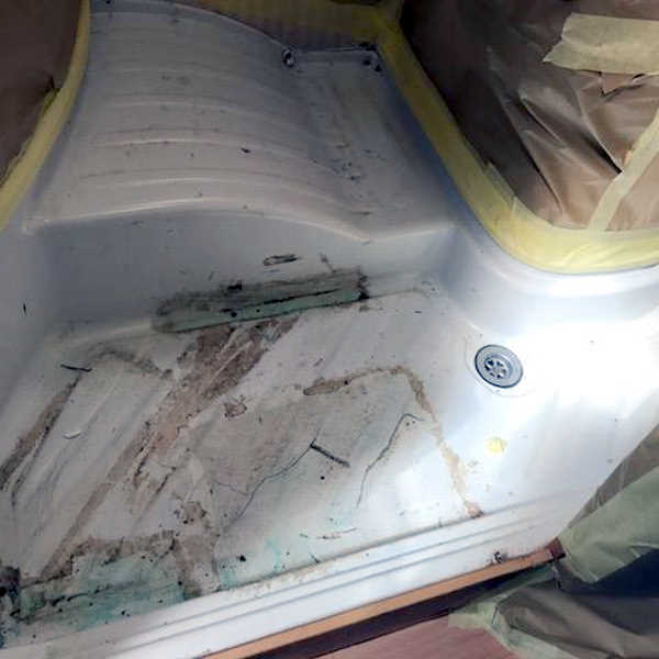 Beschädigte Duschtasse im Caravan vor der Reparatur – Abnutzung und Undichtigkeit
